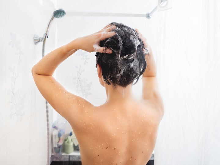 “Hair is a great pollen trap. By washing your hair when you come home at night, or at least brushing it in the bathroom, you avoid breathing allergens all night long ”, explains Isabelle Bossé.