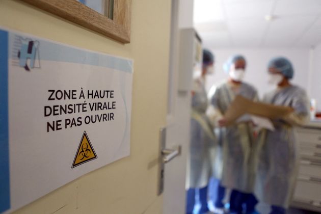 Le nombre d'hospitalisations repasse la barre des 10.000, pas égalée depuis le 22 juin (Photo prise à l'hôpital de Bastia le 5 août par Pascal POCHARD-CASABIANCA / AFP)