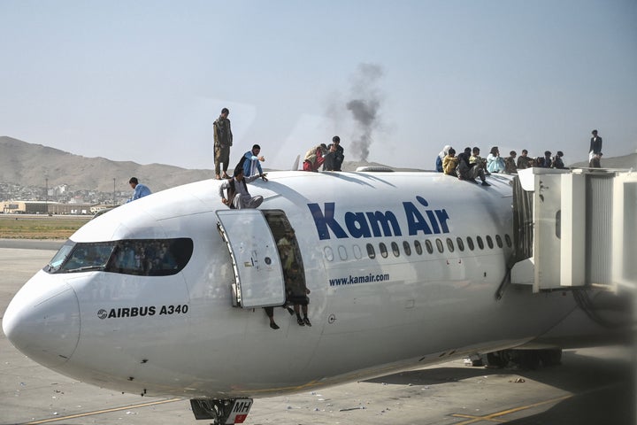 アフガニスタンのカーム航空が運航する「エアバスA340型機」の屋根にまで群がる群衆（8月16日撮影）