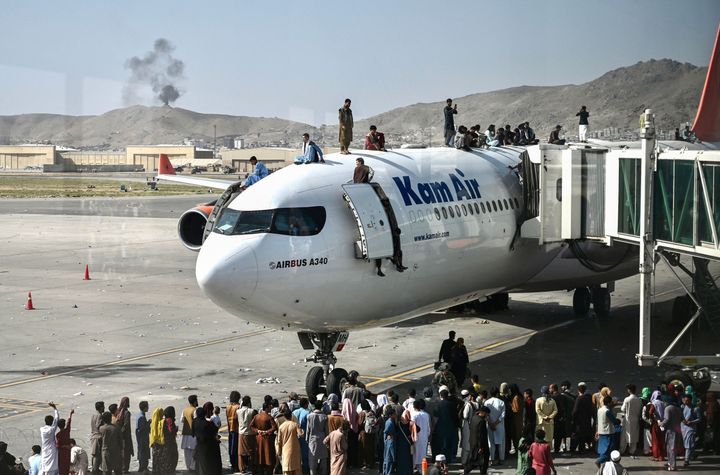 アフガニスタンのカーム航空が運航する「エアバスA340型機」の屋根にまで群がる群衆（8月16日撮影）