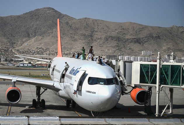 アフガニスタンのカーム航空が運航する「エアバスA340型機」の屋根にまで群がる群衆（8月16日撮影）