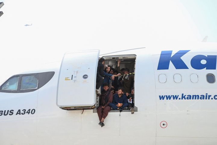 アフガニスタンのカーム航空が運航する「エアバスA340型機」の室内に群がる群衆（8月16日撮影）