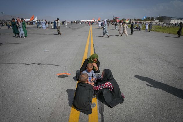 カブール空港の滑走路に集った群衆（8月16日撮影）