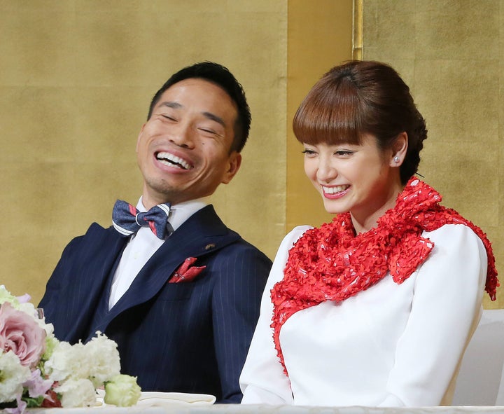 長友佑都さん(左)と平愛梨さん(右)