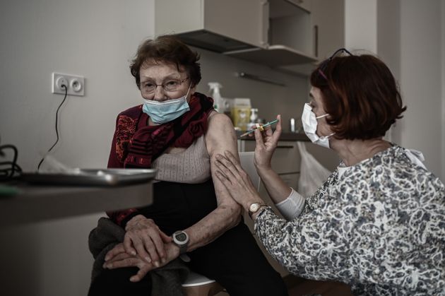 Une femme âgée reçoit une injection d'un vaccin Covid-19 dans une résidence...
