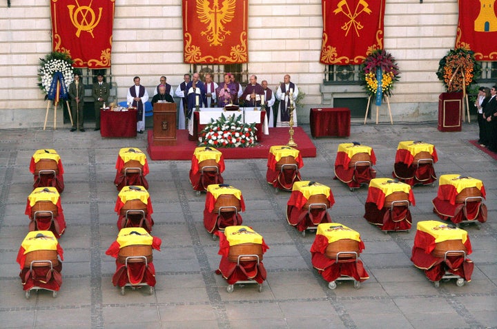 Funeral en Madrid, en agosto de 2005, por los 17 militares muertos al caer un helicóptero Cougar en Herat.