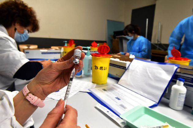 Un centre de vaccination vandalisé et 500 doses détruites près de Toulouse (Photo prétexte prise au parc des expositions de Toulouse transformé en centre de vaccination contre le Covid-19 le 27 mars 2021 par GEORGES GOBET / AFP)