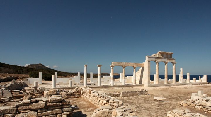 Ο αρχαϊκός ναός και το εστιατόριο του ιερού μετά την ολοκλήρωση της αναστήλωσης 