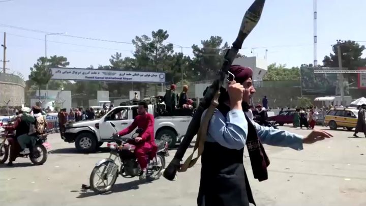 Μαχητής των Ταλιμπάν έξω από το αεροδρόμιο της Καμπούλ (16/8)