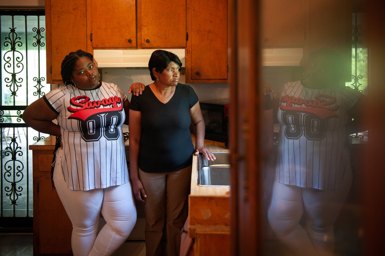 Gas victims Linda Garrett (right) and her granddaughter, Makaylan Burns, in Garrett's kitchen in Satartia in July. <strong><br>Rory Doyle for HuffPost</strong>