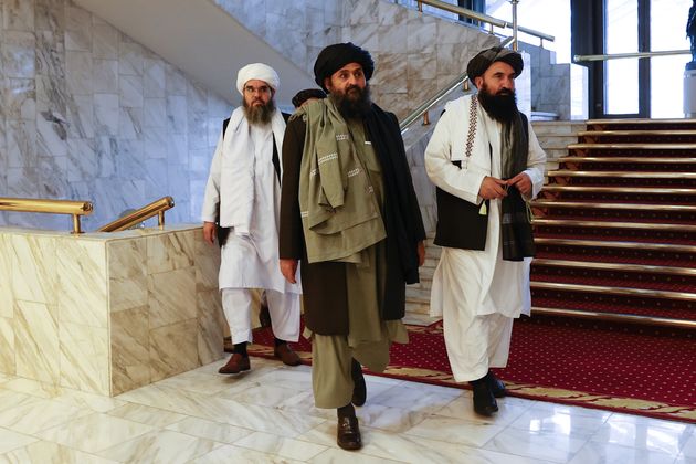La delegación de los talibán, encabezada por Abdul Ghani Baradar (c), al finalizar un encuentro...