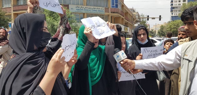 Las más valientes de Afganistán: un grupo de mujeres sale a protestar ante los talibanes | Al Dia Media Difícil ser más valiente": unas mujeres plantan cara a los talibanes en Afganistán | El HuffPost