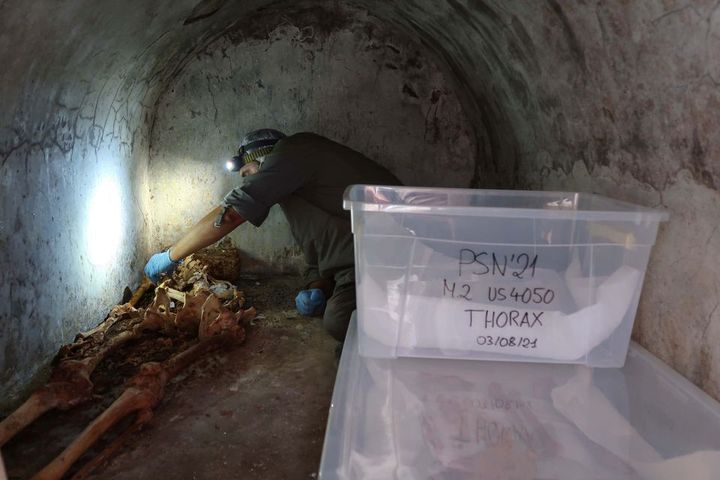 Αρχαιολόγος δίπλα σε σκελετό στην Πομπηία