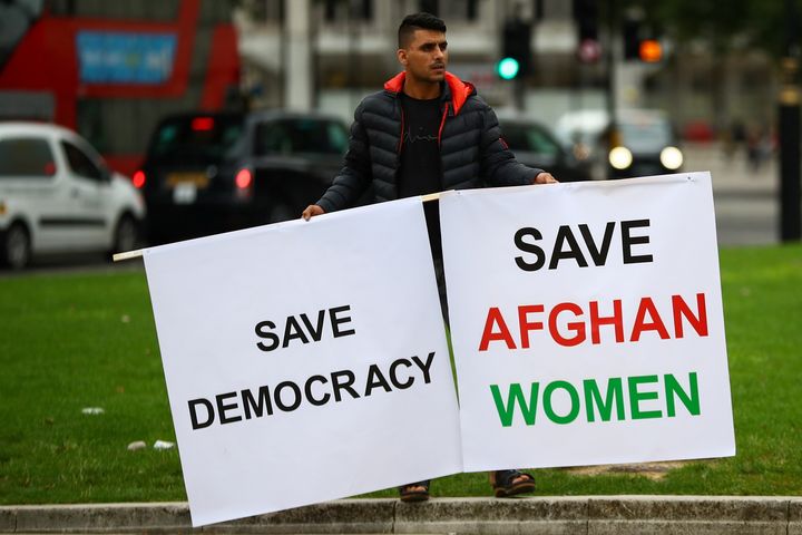 Διαδηλωτής κατά των Ταλιμπάν στο Λονδίνο