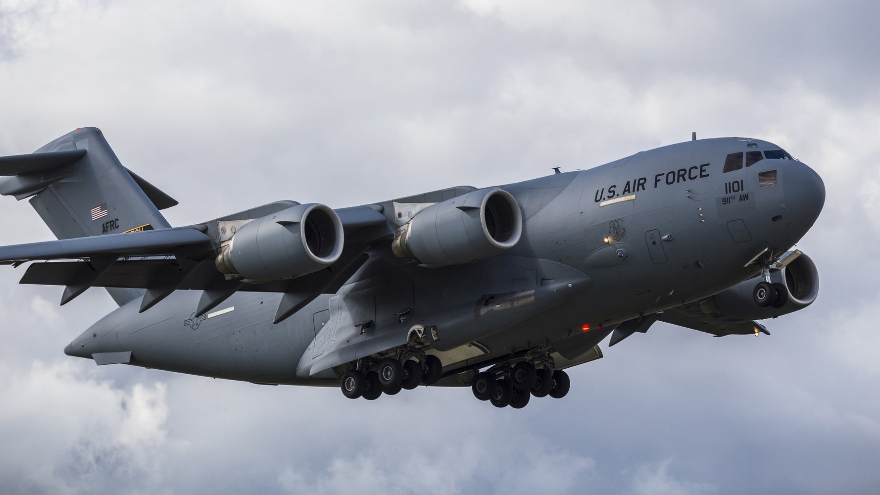 米軍輸送機からアフガニスタン人とみられる遺体 車輪格納部で押しつぶされた と米紙報道 ハフポスト World 米軍輸送機からアフガニスタン人とみられる遺体 車輪格納部で押しつぶされた と米紙報道 ハフポスト World