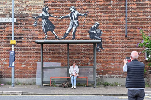 '정체불명 유명 예술가' 뱅크시의 신작이 영국의 마을에 등장했지만 불과 며칠 만에 누군가 작품을 훼손했다 (작품
