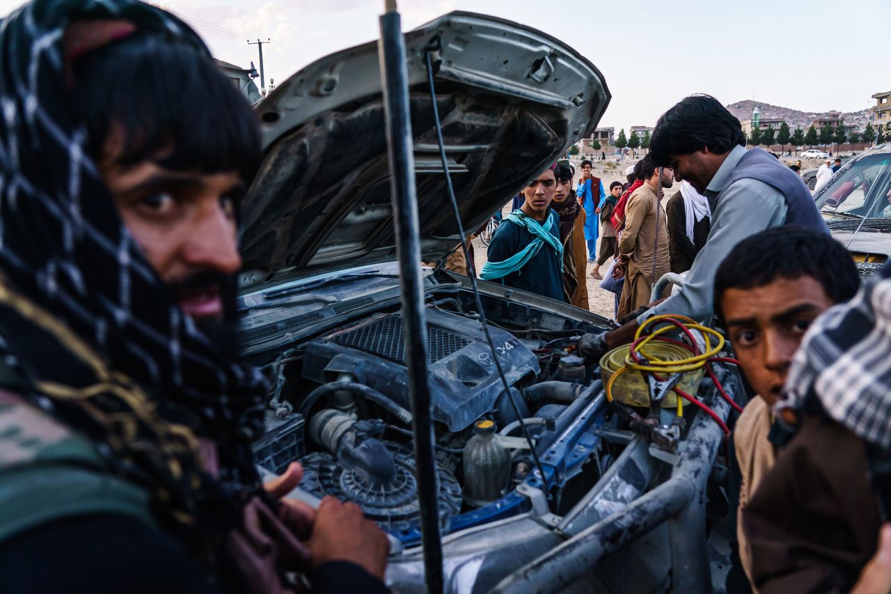 Μαχητές των Ταλιμπάν επιδεικνύουν με καμάρι ένα από τα στρατιωτικά οχήματα των ξένων δυνάμεων που βρίσκονται πλέον στα χέρια τους.