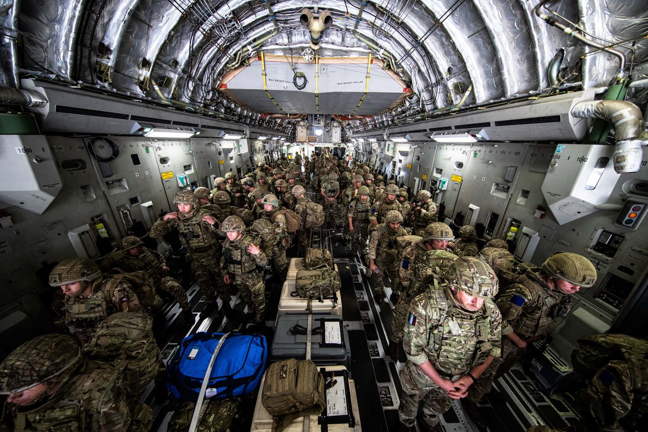 Μέλη των βρετανικών ενόπλων δυνάμεων καταφθάνουν στην Καμπούλ. Αποστολή τους: η ασφαλής εκκένωση όσων περισσότερων γίνεται.