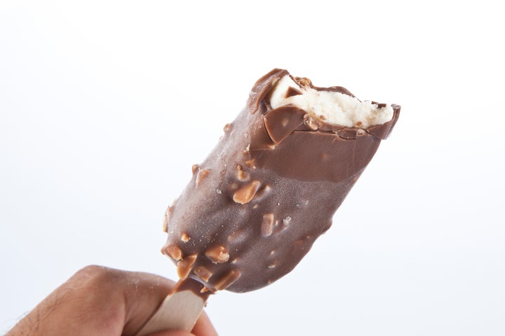 Imagen de archivo de un helado de chocolate y nata.