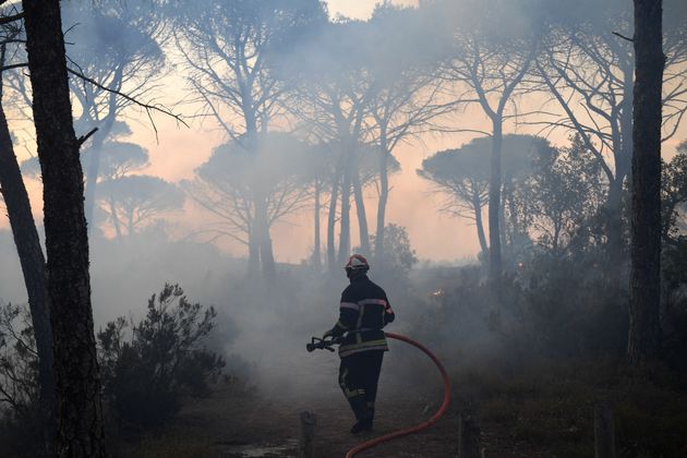 Un pompier dans l'incendie qui touche le département du Var, le 17 août 2021. Des milliers de personnes,...