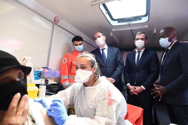 Si Olivier Véran évite de cause d'immunité collective, concept érodé par le variant Delta, il vaccine toujours à coeur joie, comme ici, à Villetaneuse, banlieue nord de Paris le 27 juillet 2021.