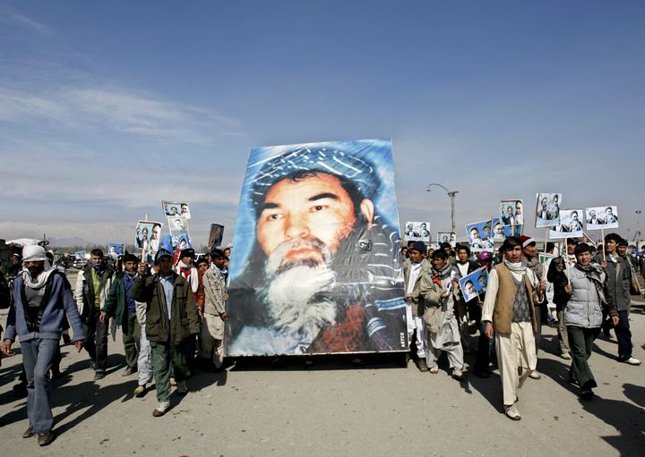 Πόστερ του δολοφονημένου αρχηγού των Mujahideen, Abdul Ali Mazari, σε συγκέντρωση στην Καμπούλ (23/2/2007) REUTERS/Ahmad Masood (AFGHANISTAN)