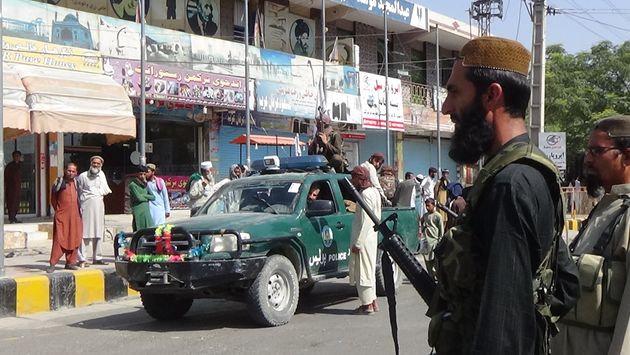 Les talibans abattent plusieurs opposants lors d'une manifestation en Afghanistan (Les talibans patrouillent dans les rues de Jalalabad le 17 août 2021. Photo par Stringer/Anadolu Agency via Getty Images)