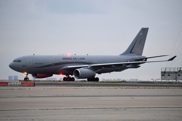 L'Airbus A330 de l'armée de l'air française qui a ramené les 1ers réfugiés afghans, ici sur le tarmac de l'aéroport Roissy Charles-de-Gaulle, le 18 août 2021.