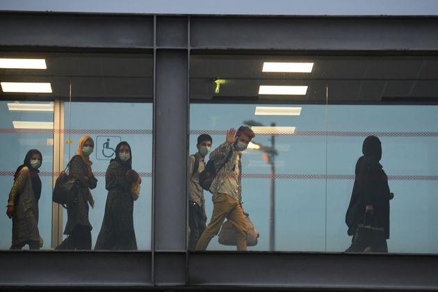 Les 1ers réfugiés afghans débarquant à l'aéroport Roissy Charles-de-Gaulle, le 18 août 2021.