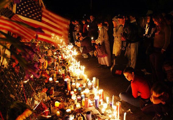 ワシントン・スクエア・パークでキャンドルを灯し、テロの犠牲者を追悼する人々（ニューヨーク、2001年9月14日）