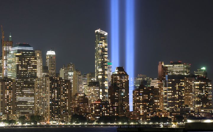 テロ事件で崩落した世界貿易センタービルのツインタワーに見立てた2本の青い光。犠牲者を悼む意味が込められている（2018年9月）