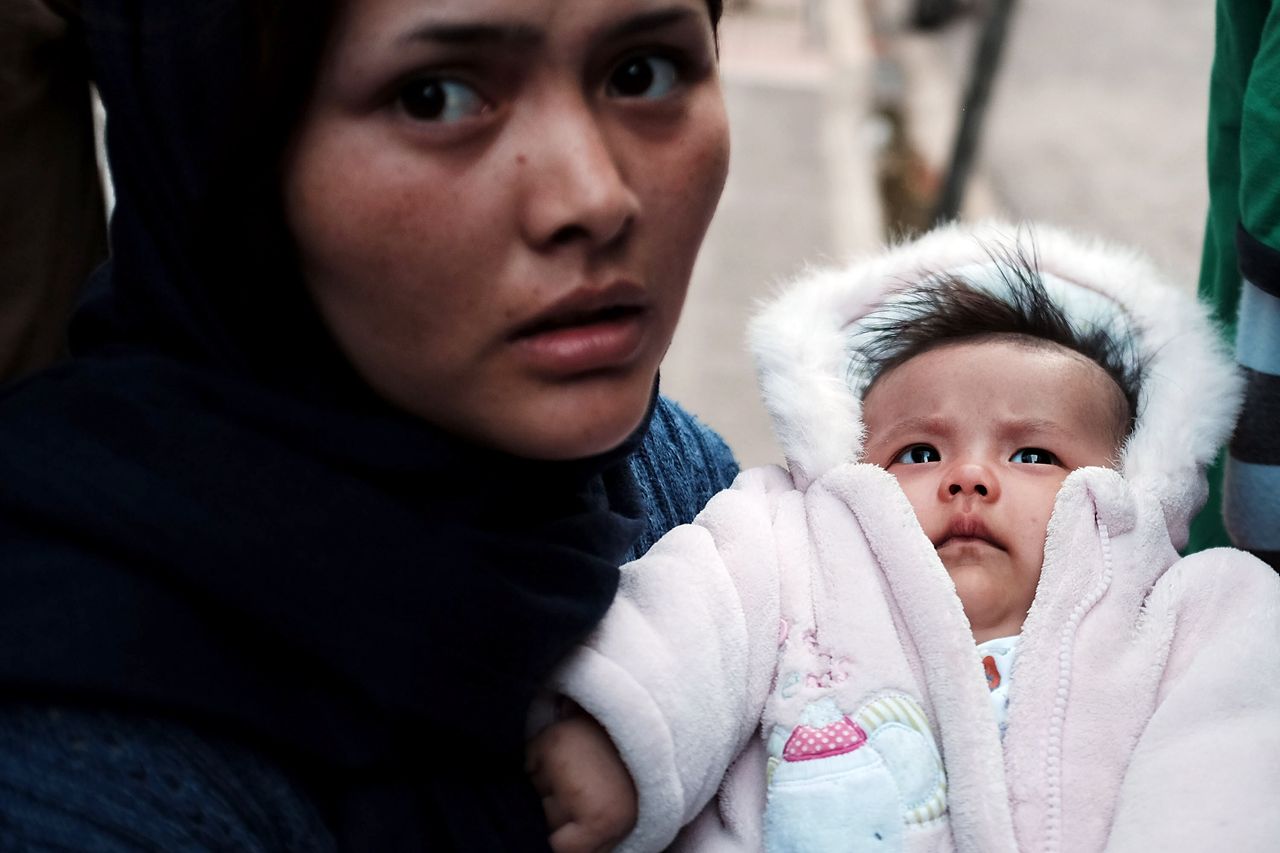 Αφγανή μητέρα με το παιδί της στην Αθήνα, το 2015, όταν πάνω από 500.000 μετανάστες είχαν φτάσει στην Ευρώπη 
