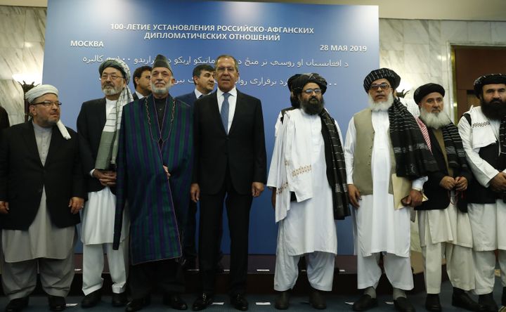 Εκπρόσωποι των Ταλιμπάν με επικεφαλής τον Μουλά Αμπντούλ Γκάνι Μπαραντάρ (5ος από αριστερά), συνοδευόμενος από τον Προϊστάμενο του Πολιτικού Γραφείου των Ταλιμπάν Σερ Μοχάμαντ Αμπάς Στανκζάι (6ος αρ.), τον πρώην Πρόεδρο του Αφγανιστάν Χαμίντ Καρζάι (3ος αρ.) και ο Ρώσος υπουργός Εξωτερικών Σεργκέι Λαβρόφ (4ος Λ) σε φωτογραφία από διάσκεψη που σηματοδοτεί έναν αιώνα διπλωματικών σχέσεων μεταξύ Αφγανιστάν και Ρωσίας στις 28 Μαΐου 2019 στη Μόσχα, Ρωσία. (Φωτογραφία από Sefa Karacan/Anadolu Agency/Getty Images)
