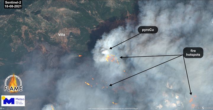 Δορυφορική εικόνα της δασικής πυρκαγιάς στα Βίλια απο τον δορυφόρο Sentinel-2 , την Τετάρτη 18 Αυγούστου 2021, όπου διακρίνονται οι ενεργές εστίες της πυρκαγιάς και ο σχηματισμός πυροσωρείτη (pyroCu)
