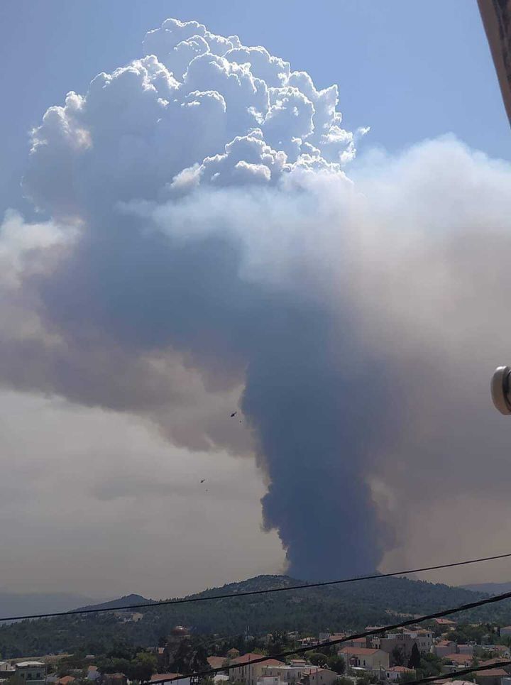 Φωτογραφία πυροσωρείτη (pyroCu) στην δασική πυρκαγιά στα Βίλια, την Τετάρτη 18 Αυγούστου 2021. Φωτογραφία της Μαρίας Λιόρη. Πηγή: meteo.gr 