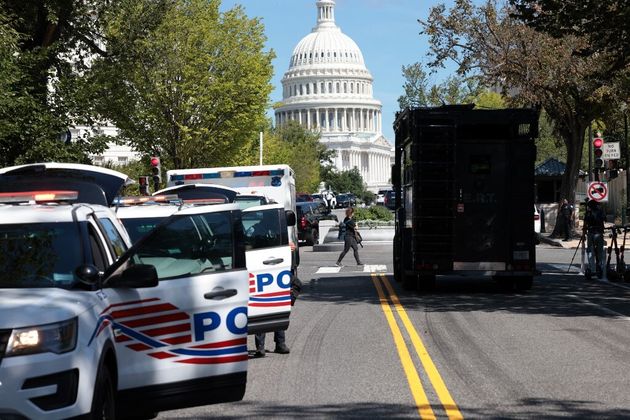 Des policiers déployés devant le Capitol où un homme a menacé de faire exploser une bombe, le 19 août 2021