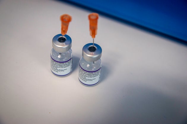 Επιστήμονες αμφισβητούν την ανάγκη προώθησης μιας τρίτης δόσης του εμβολίου για τον