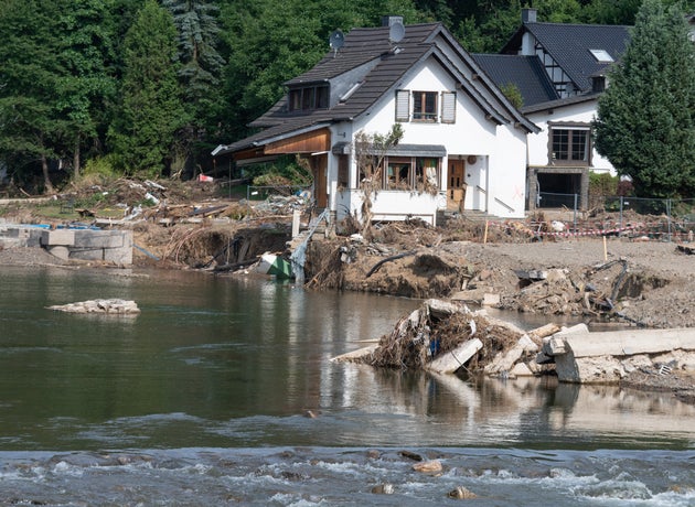 ラインラント＝プファルツ州、インスル。洪水災害で破壊された家がアール川のほとりに建っている＝2021年7月27日