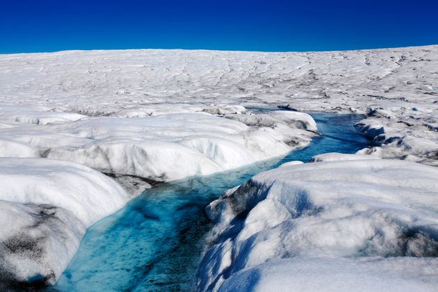 Eau de fonte sur la calotte glaciaire du Groenland près du camp Victor au nord d'Ilulissat. La calotte glaciaire du Groenland fond à un rythme sans précédent, ce qui est profondément inquiétant car elle pourrait élever le niveau mondial de la mer de neuf mètres.