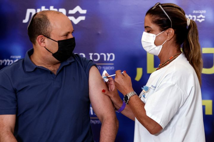 O Ισραηλινός πρωθυπουργός Ναφτάλι Μπένετ, λαμβάνει την τρίτη δόση του εμβολίου