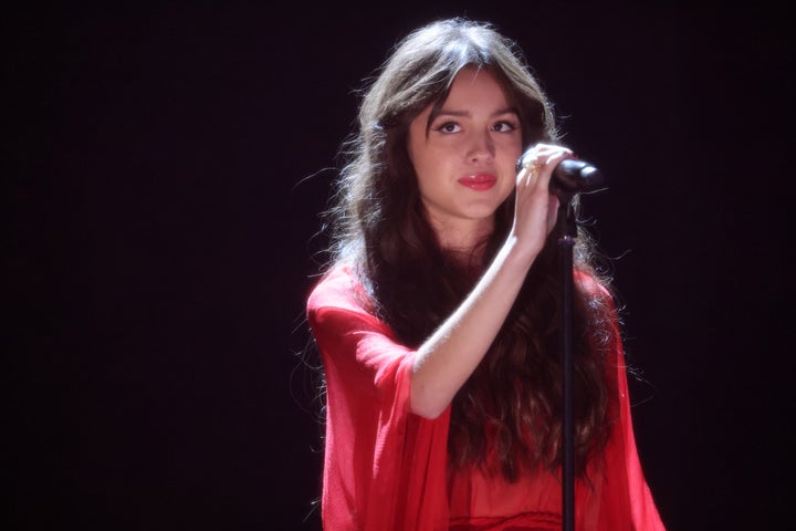 Olivia Rodrigo actuando en los BRIT Awards 2021.