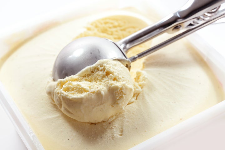 Tarrina de helado de vainilla