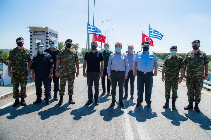 Ο ΥΠΟΥΡΓΟΣ ΠΡΟΣΤΑΣΙΑΣ ΤΟΥ ΠΟΛΙΤΗ ΜΙΧΛΗΣ ΧΡΙΥΣΟΧΟΙΔΗΣ ΚΑΙ Ο ΥΠΟΥΡΓΟΣ ΑΜΥΝΑΣ ΝΙΚΟΣ ΠΑΝΑΓΙΩΤΟΠΟΥΛΟΣ ΕΠΙΣΚΕΦΘΗΚΑΝ ΤΟΝ ΕΒΡΟ (EUROKINISSI.ΓΡΑΦΕΙΟ ΤΥΠΟΥ ΥΠ.ΕΘΝΙΚΗΣ ΑΜΥΝΑΣ)