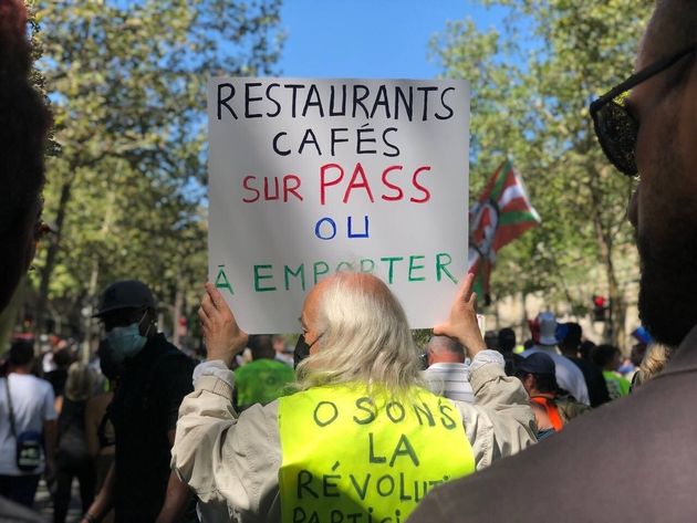 Des manifestations contre le pass sanitaire attendues dans toute la France ce samedi (Photo de la manifestation place de Clichy à Paris le 14 août contre le pass sanitaire par Alaattin Dogru/Anadolu Agency via Getty Images)