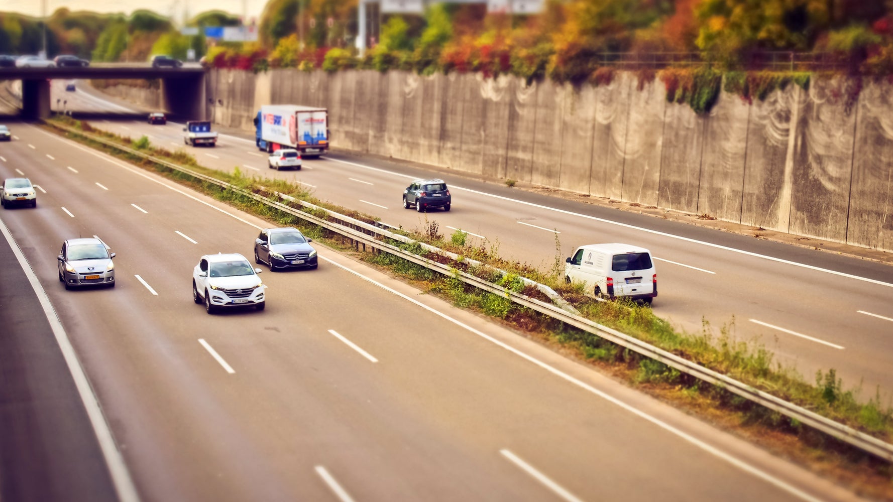 Rouler sur la voie centrale de l'autoroute: une passion française - Vimarsana News
