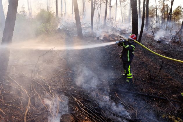 Un pompier lutte contre un incendie, dans le Bar, le 18 août 2021