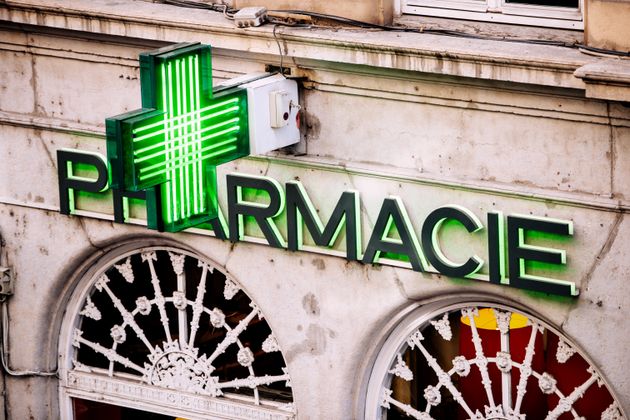 Le log d'une pharmacie sur la façade d'un immeuble (image d'illustration)