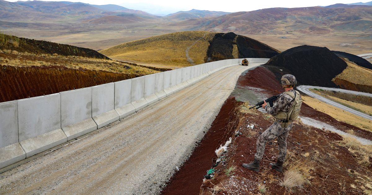 Greece, Turkey build wall to prevent refugees from arriving in Afghanistan