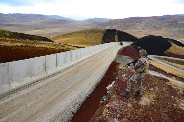 La Grèce et la Turquie construisent un mur pour éviter l'arrivée des refugiés afghans (Photo du mur à la frontière turque avec l'Iran le 21 août 2021 par Mesut Varol/Anadolu Agency via Getty Images)