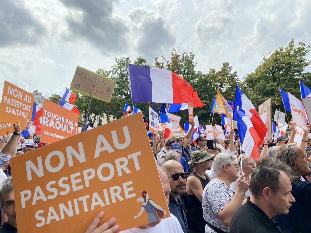 Pass sanitaire: la participation encore en baisse au sixième jour de mobilisation